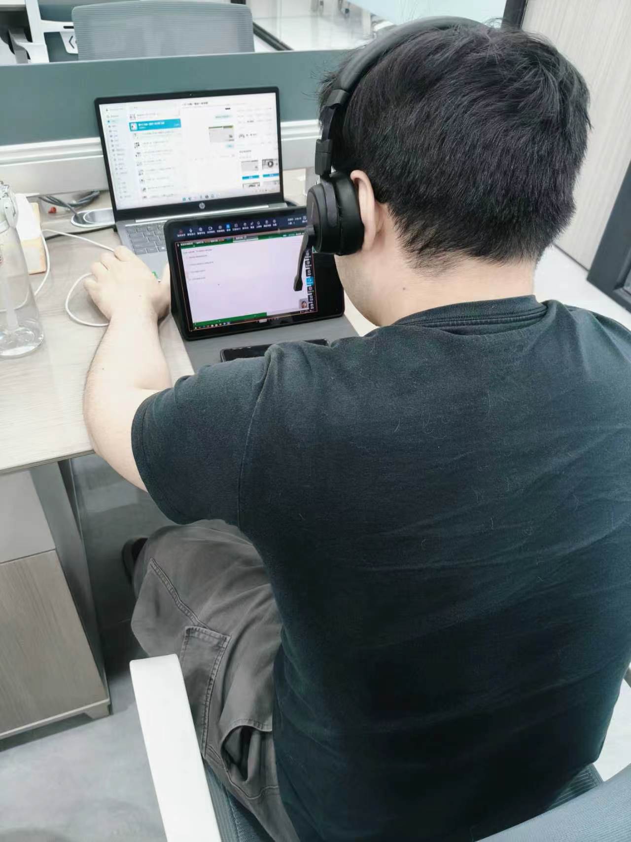 学生使用学习设备